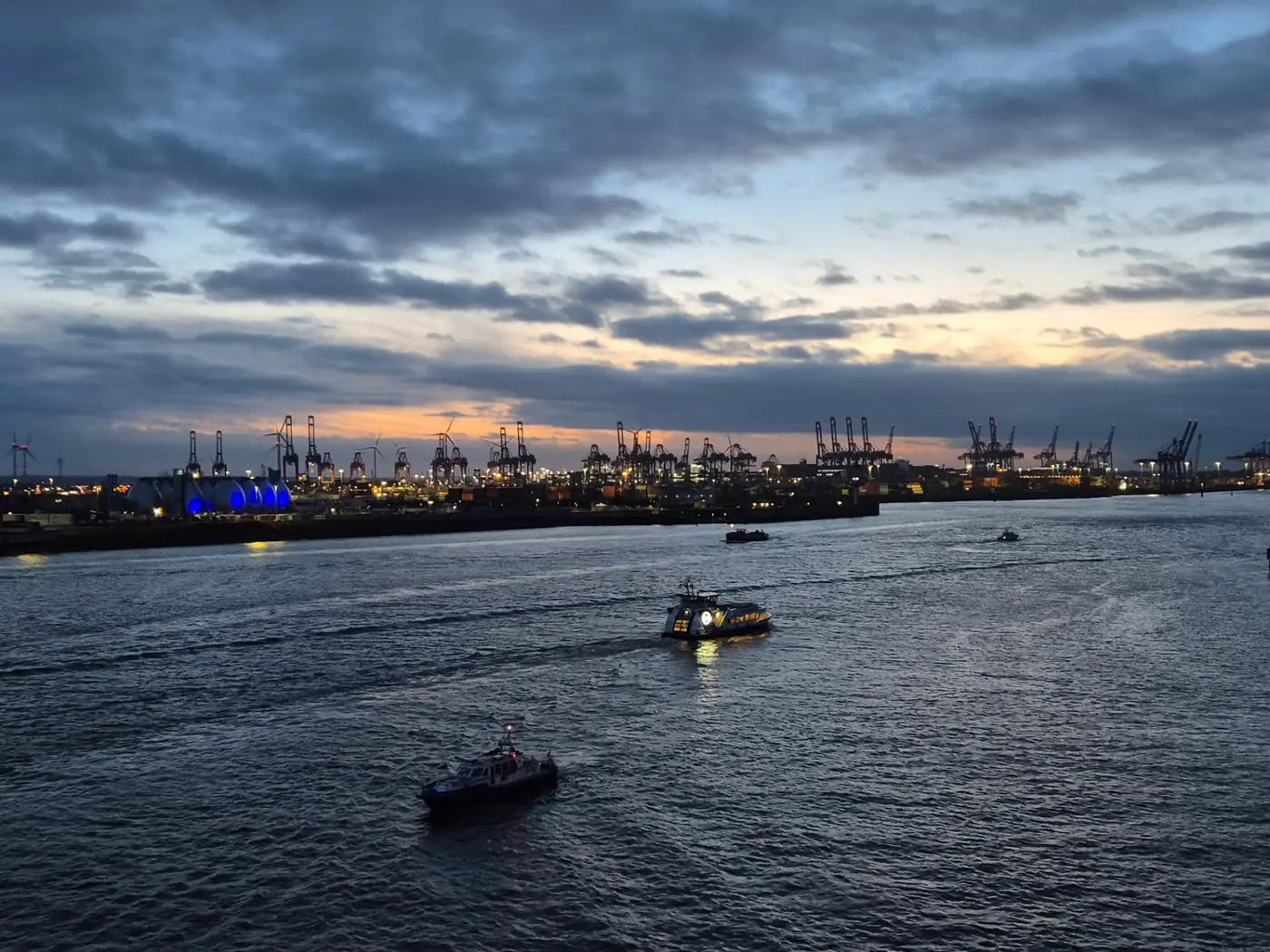Hamburger Hafen in der blauen Stunde – Heimat der Sentyre AG