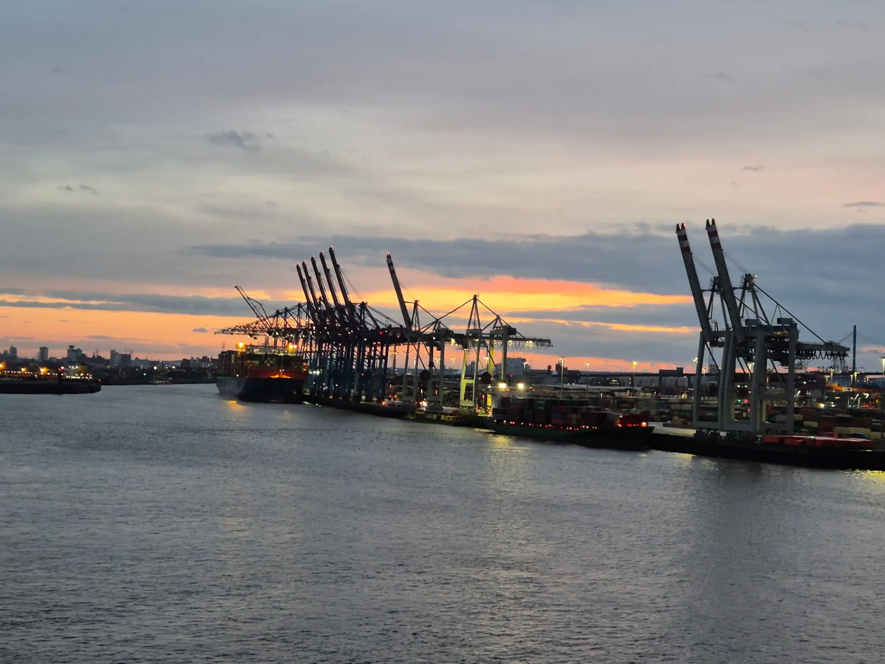 Hamburger Hafen bei Sonnenuntergang – Containerterminal mit Kränen